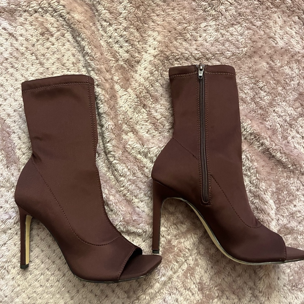 Madden Girl “Endless” Brown Fabric Size 5